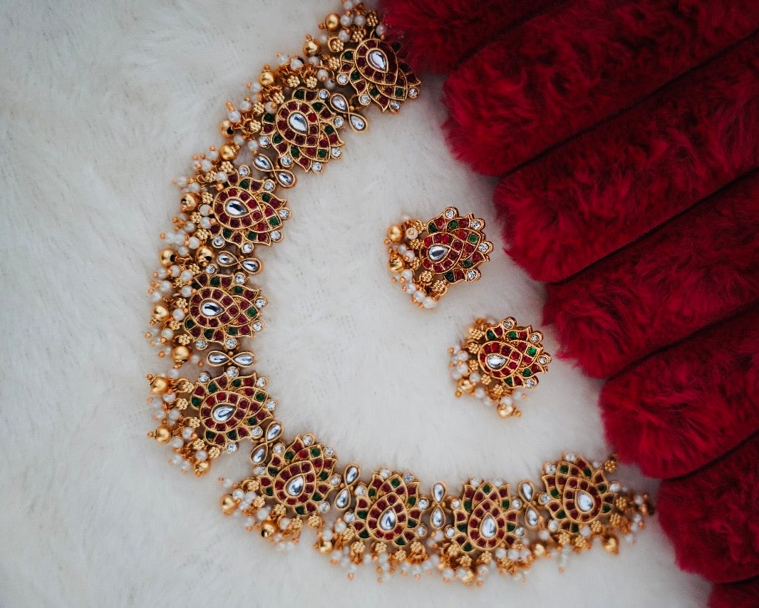 Multicoloured stone necklace with white beads