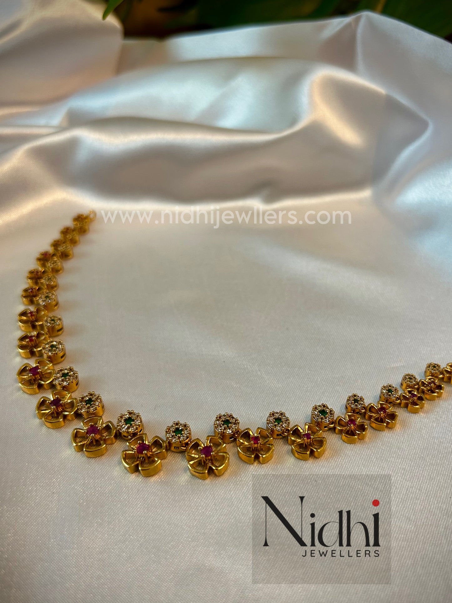 Short neckpiece green and pink stone