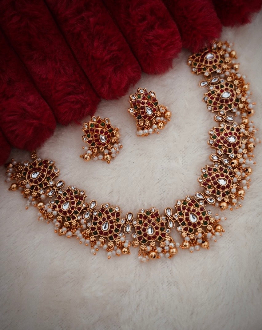 Multicoloured stone necklace with white beads