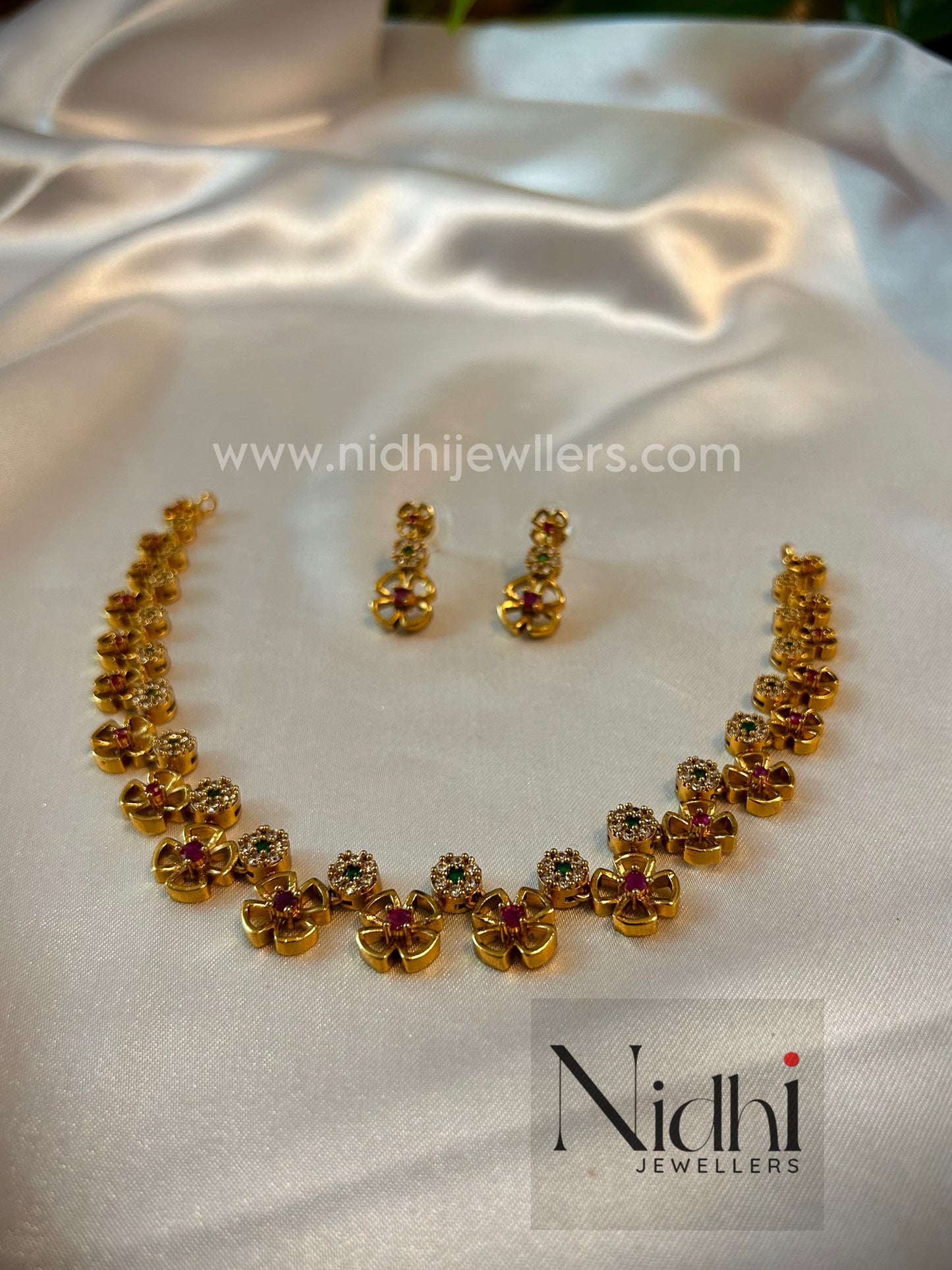 Short neckpiece green and pink stone