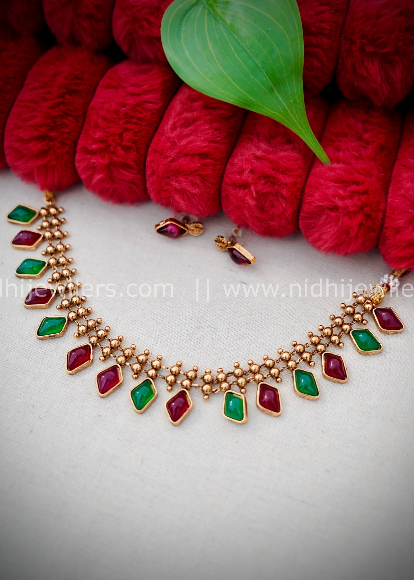 Multicoloured neck piece