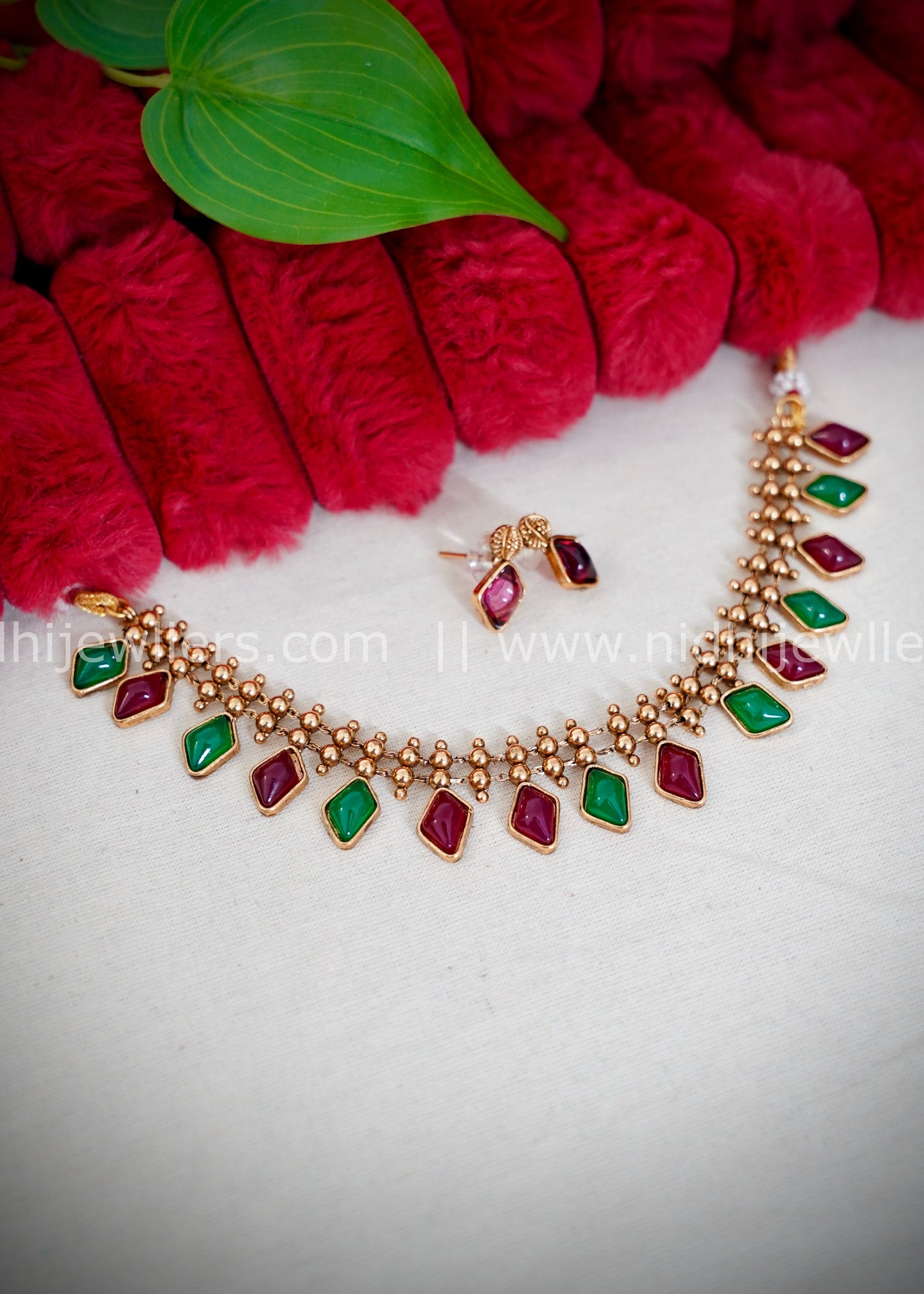 Multicoloured neck piece