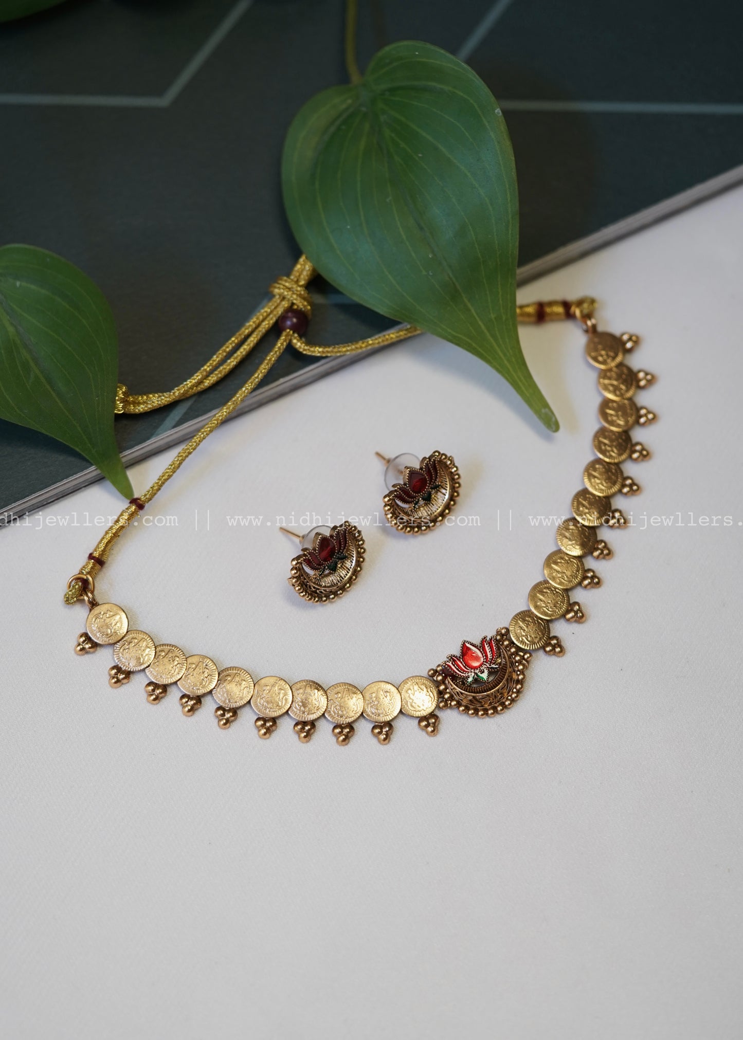 Lotus chocker