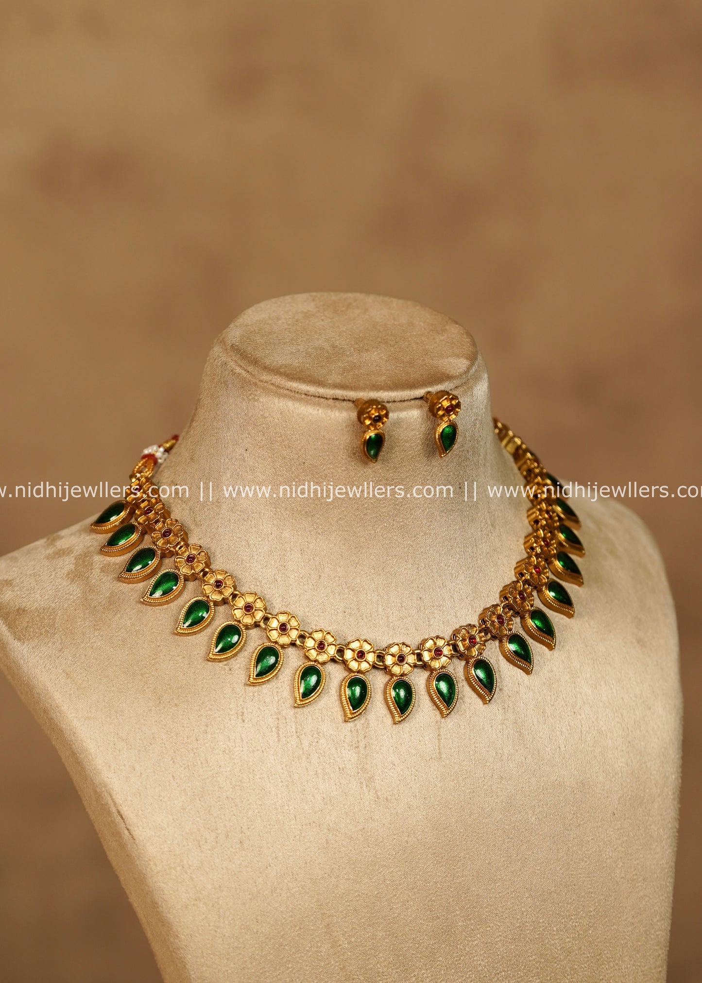 Raahi Antique Gold Emerald Green Palakka Choker Necklace Set