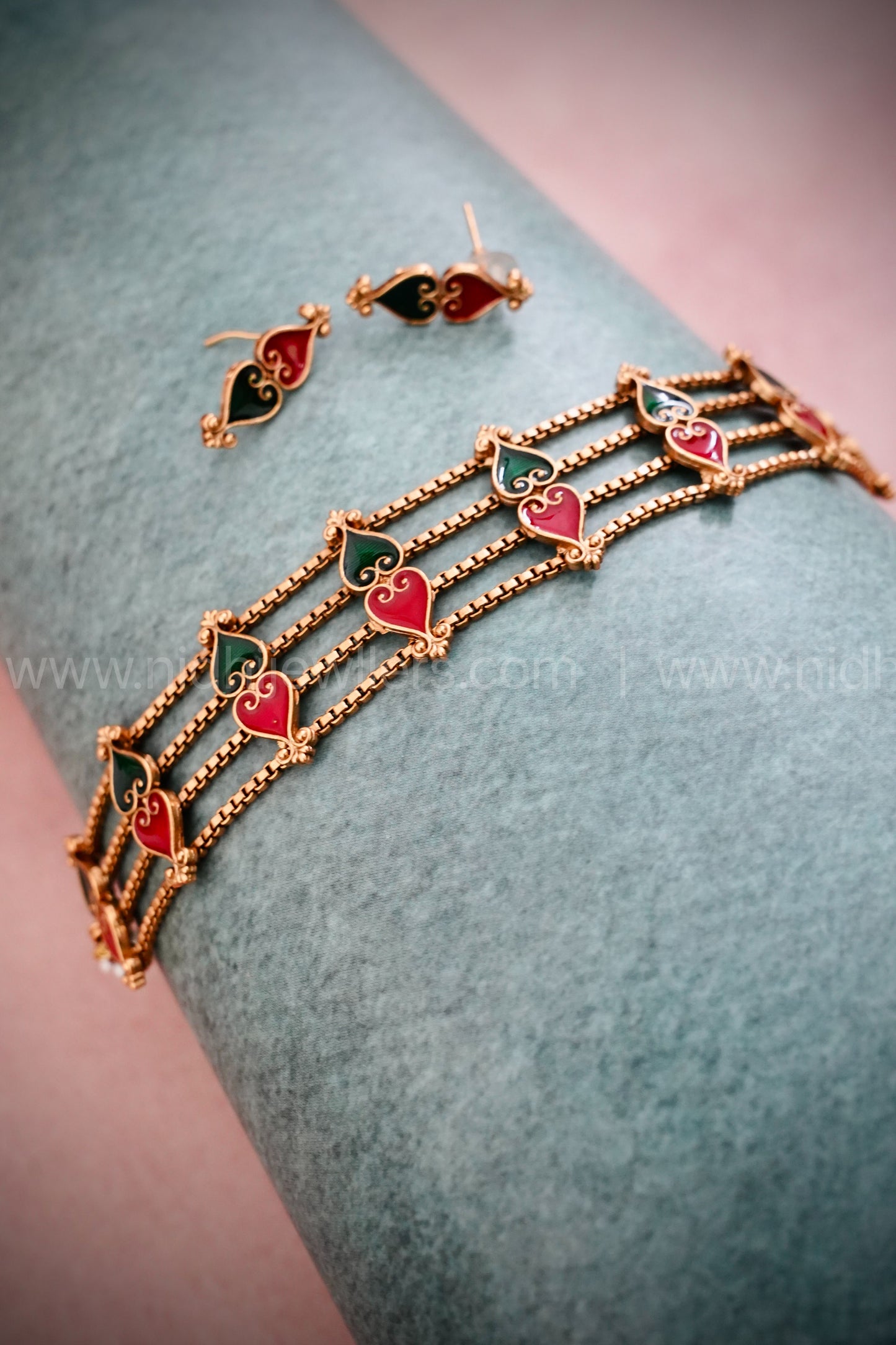 Traditional layered choker multicolour