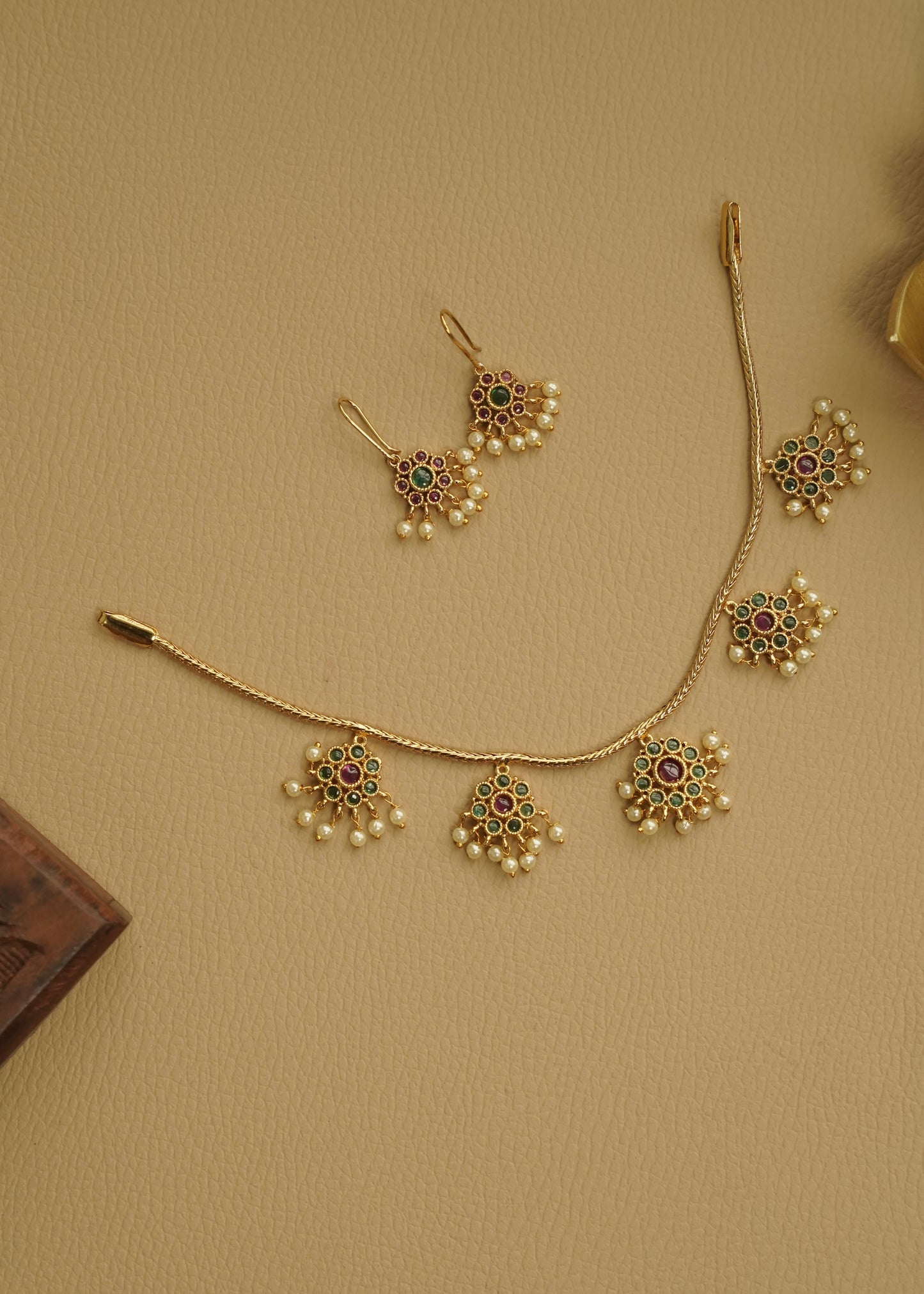 Multipendent Red and green necklace