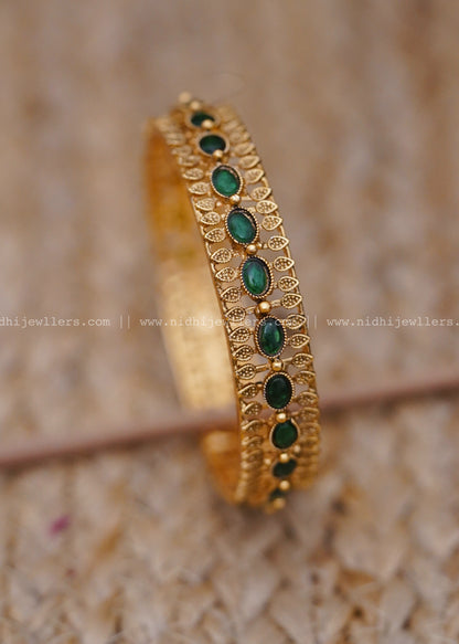 Traditional green kemp bangle