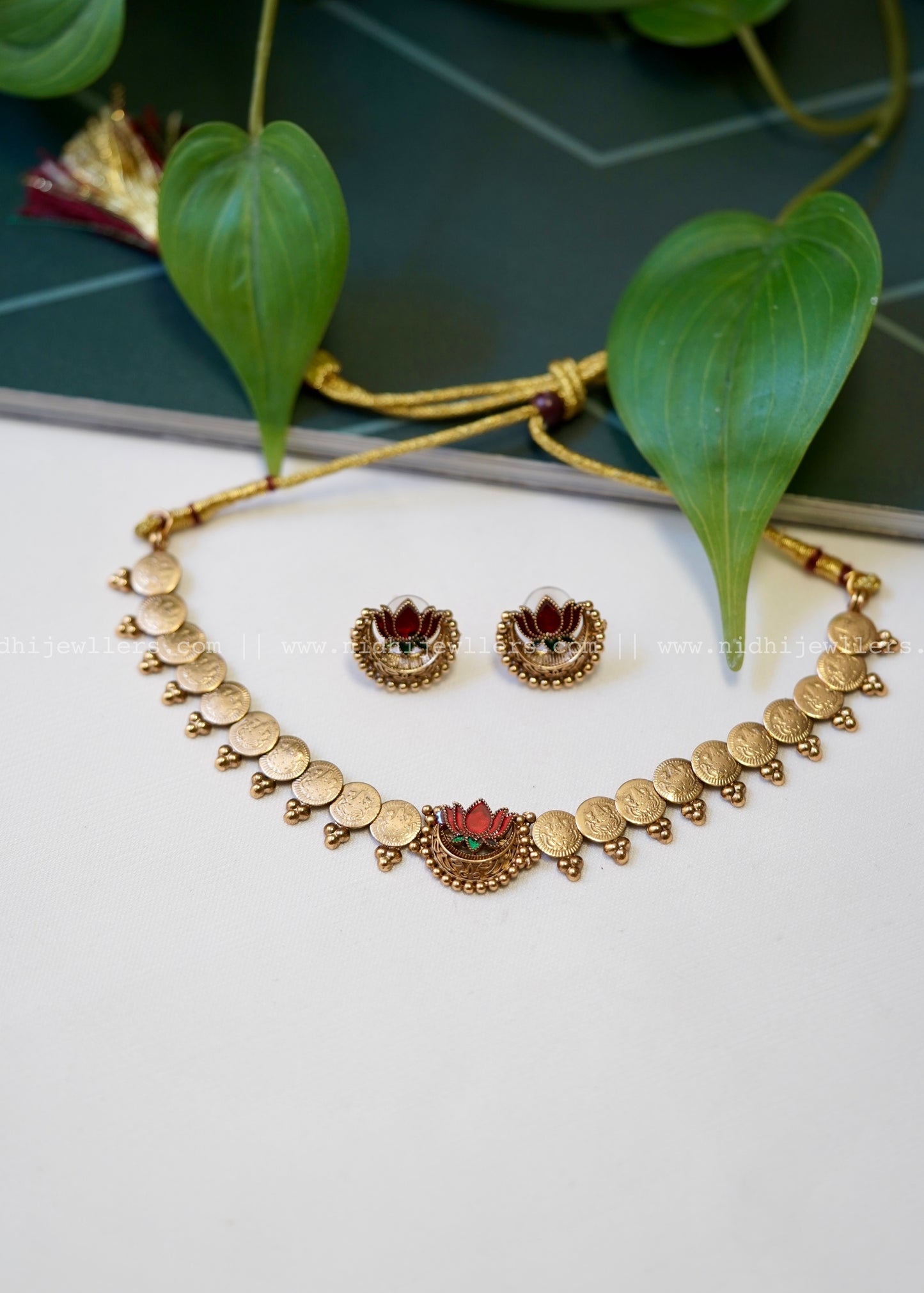 Lotus chocker