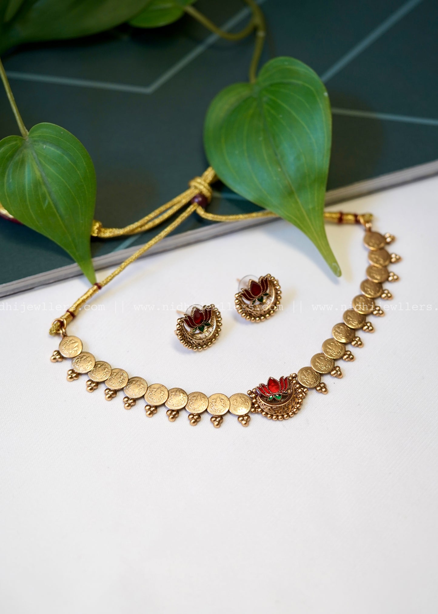 Lotus chocker