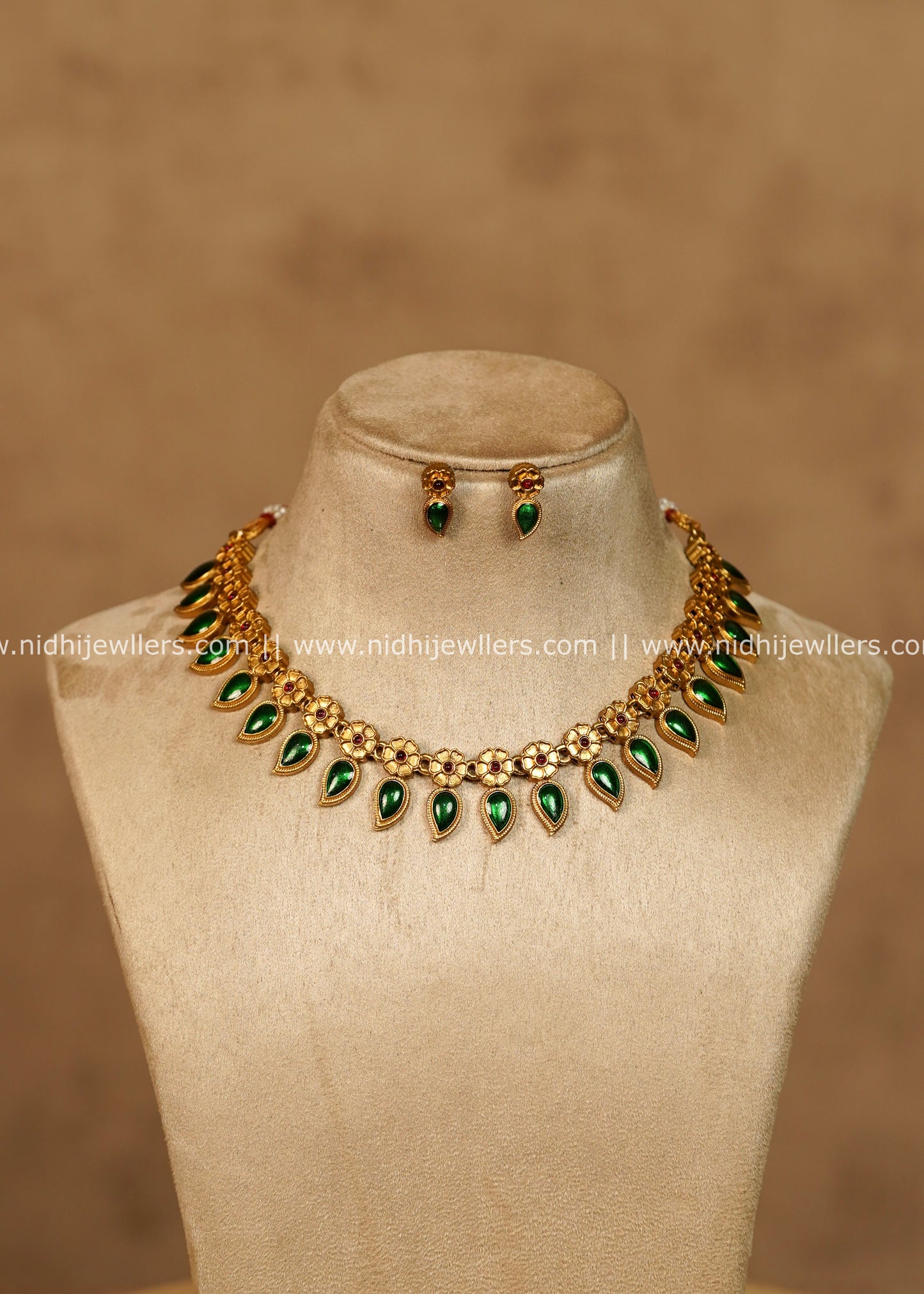 Raahi Antique Gold Emerald Green Palakka Choker Necklace Set