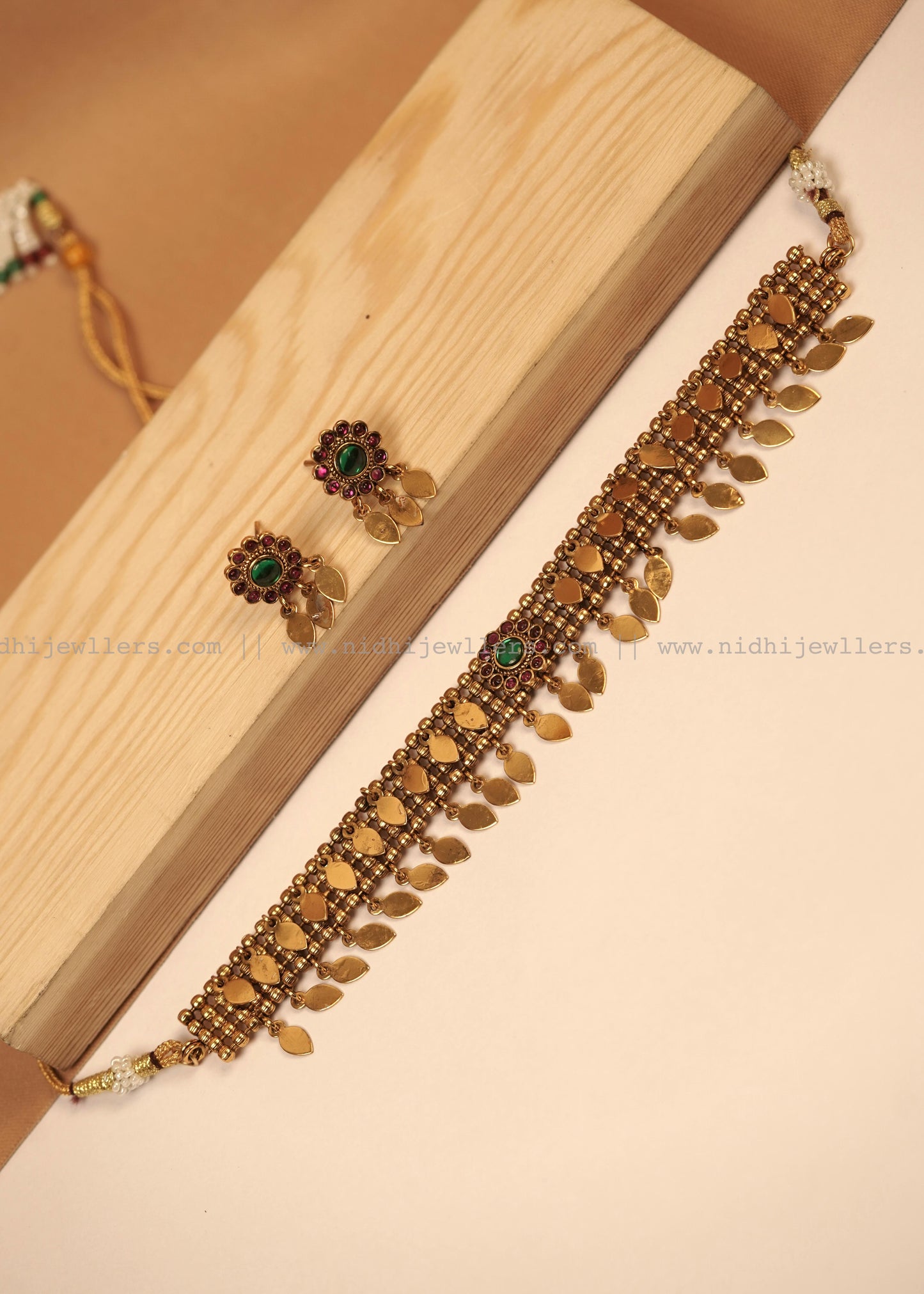 Antique Floral Elakkathali Shimmering Leaf Choker Set-Mallika