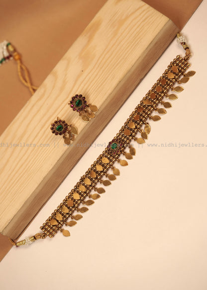 Antique Floral Elakkathali Shimmering Leaf Choker Set-Mallika