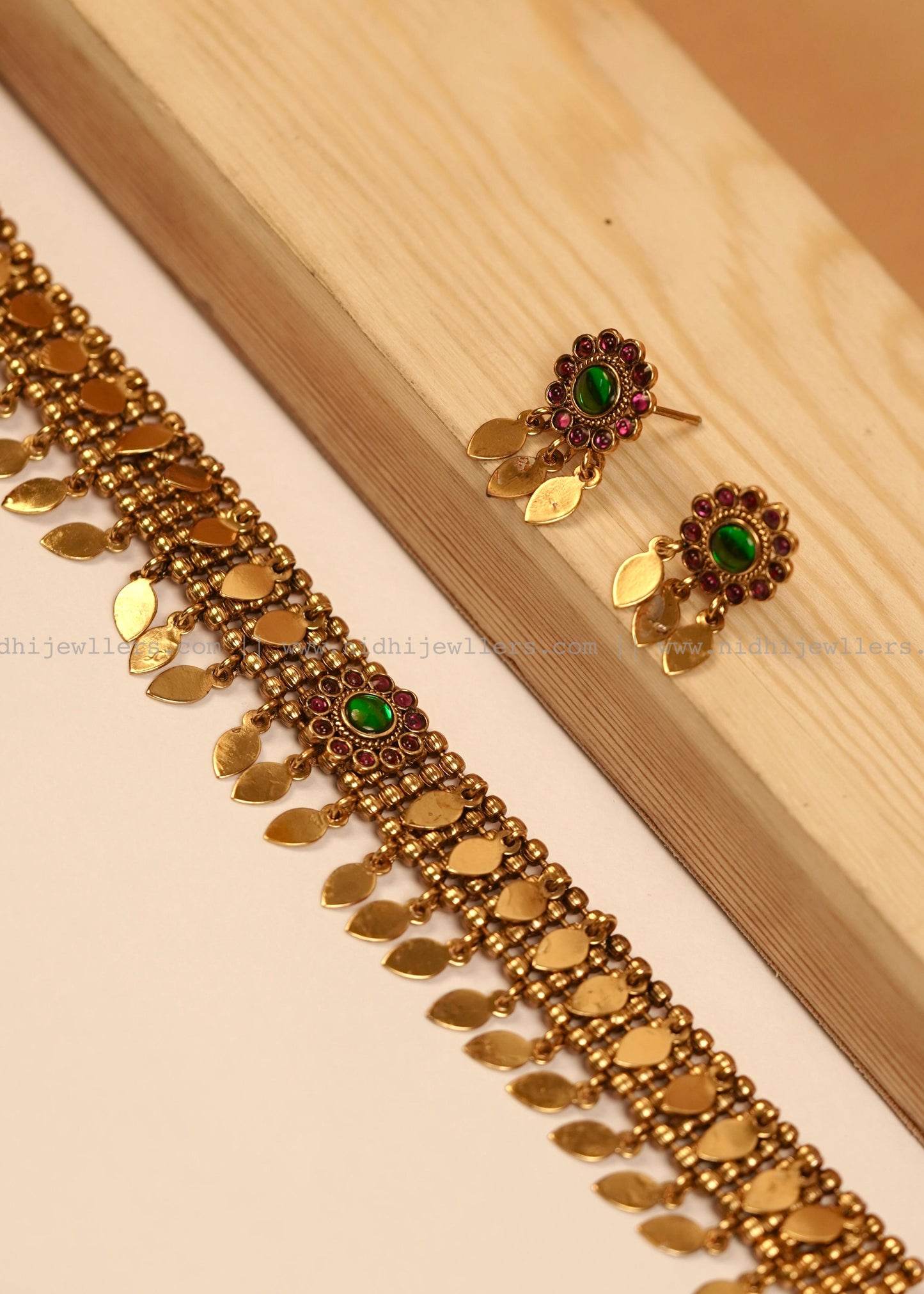 Antique Floral Elakkathali Shimmering Leaf Choker Set-Mallika