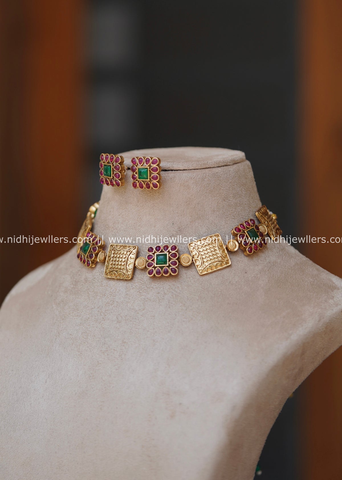 Geometric Square Kemp & Textured Gold Choker Set with Earrings – Mohana