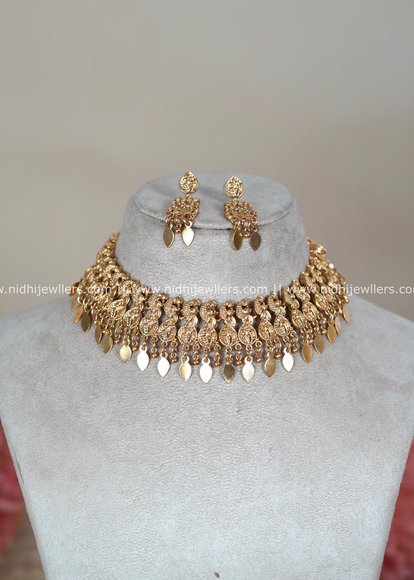 Antique Matte Elakkathali Peacock Shimmer Choker Set - Riya